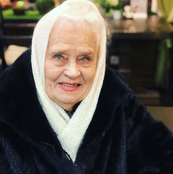 ФОТО 97-ЛЕТНЕЙ МАТЕРИ ИРИНЫ АЛФЕРОВОЙ ВОСХИТИЛО ПОКЛОННИКОВ